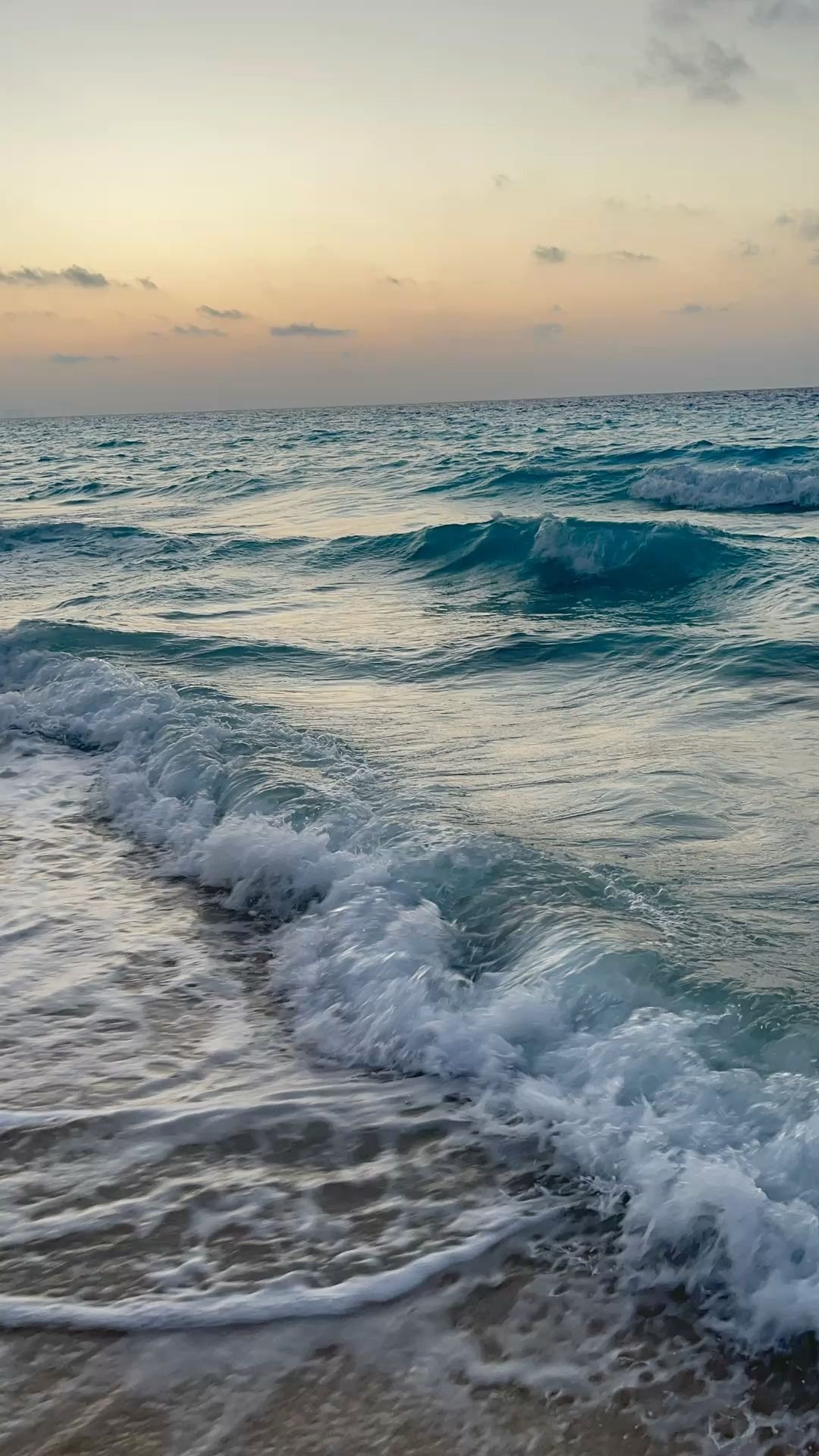 Calm Waves on Shoreline Download Wallpapers